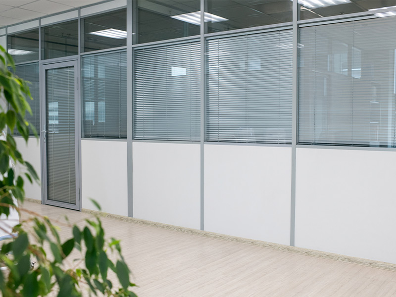 Isolamento acústico em escritórios: como as divisórias certas melhoram a produtividade da equipe 